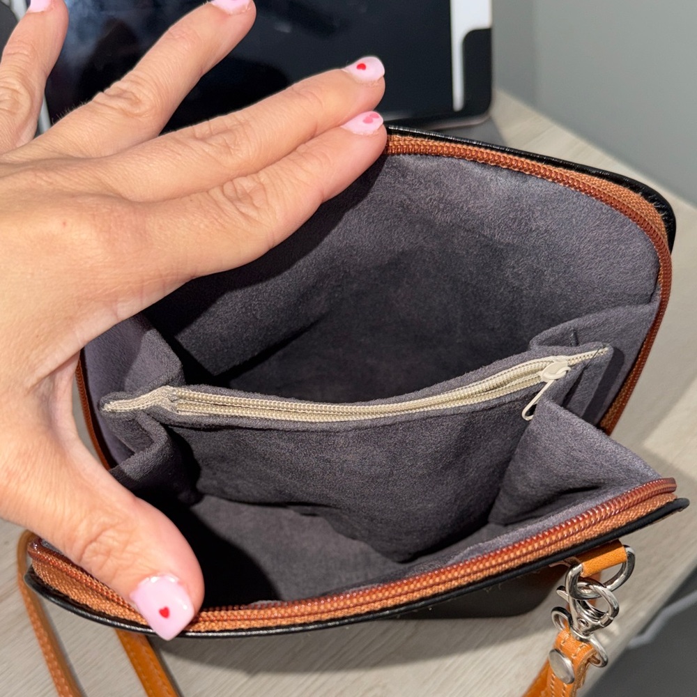 Vera Pelle Black and Tan Leather Crossbody Bag - Picture 2 of 5